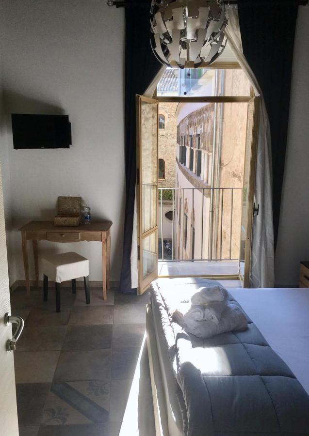 B&B Palazzo Fruscione ซาแลร์โน ภายนอก รูปภาพ